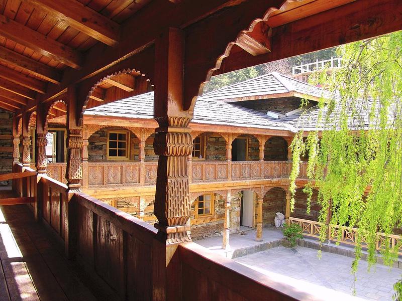 Chandigarh to Naggar taxi with IXC Travels